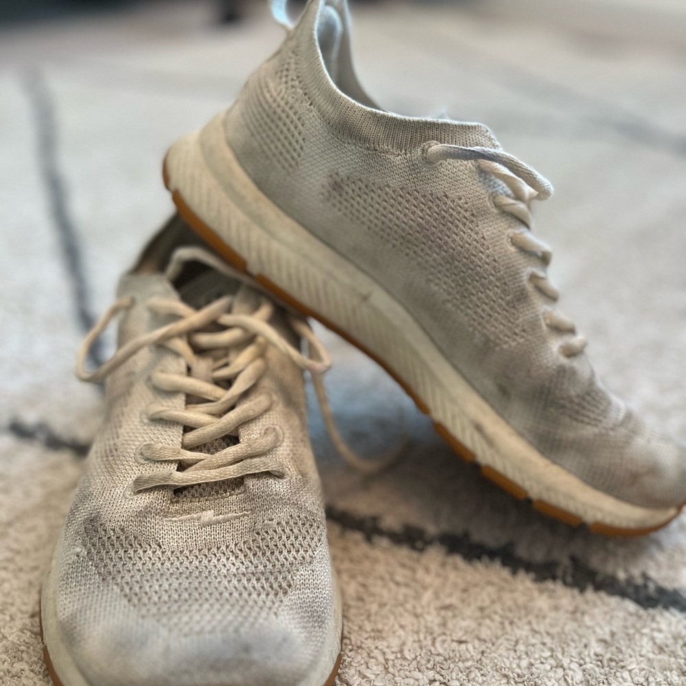 Hylo running shoes
